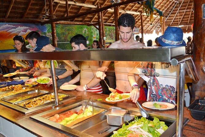 Catamaran Tour to Isla Mujeres from Cancún with Bar and Lunch - Crowding, safety, and the stated group size