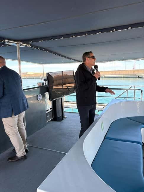 Catamaran trip and visit to the mussel nurseries with a snack - What this short Valencia cruise is really about