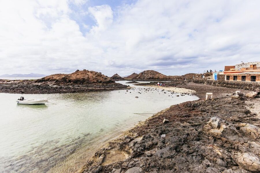 Corralejo: Lobos Island Catamaran Tour with Drinks & Snorkel - What the four-hour schedule feels like