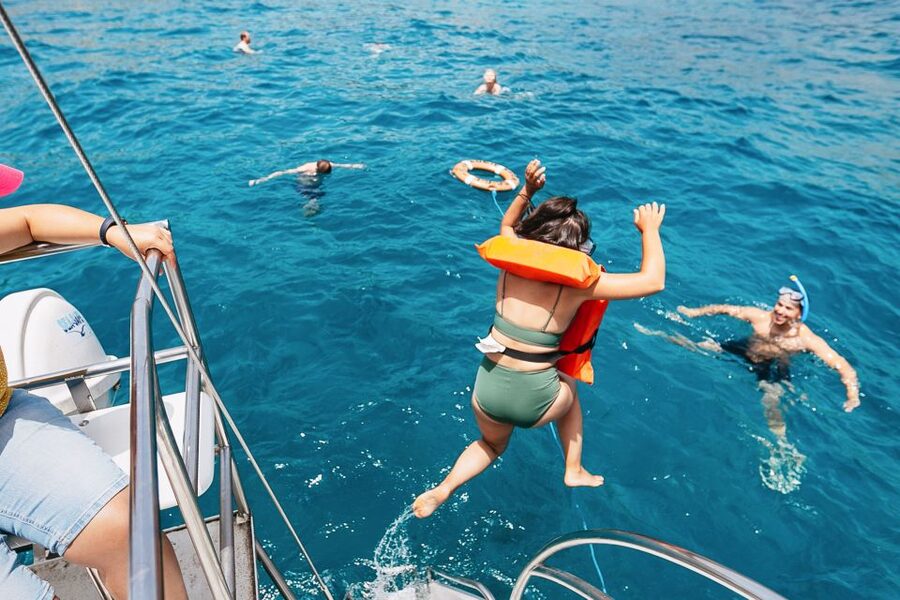 Costa Adeje: Whale Watching Catamaran Tour with Drinks - Handling waves and seasickness