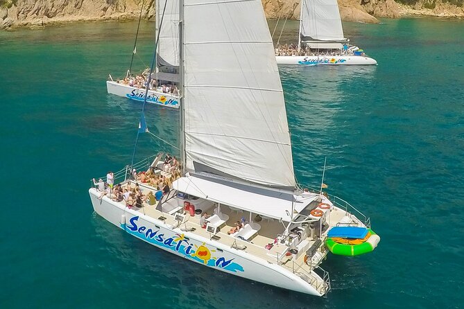Departure in Catamaran young atmosphere at noon - BBQ, sangria, beer, and the question of value