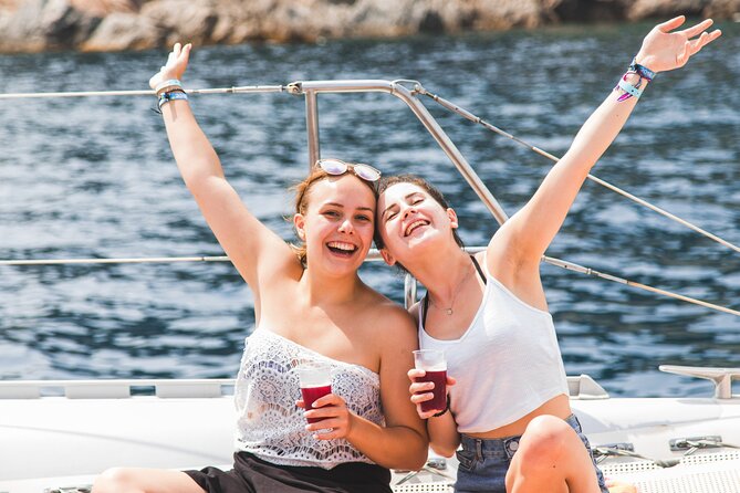 Departure in Catamaran young atmosphere at noon - Staff, music, and the social mood