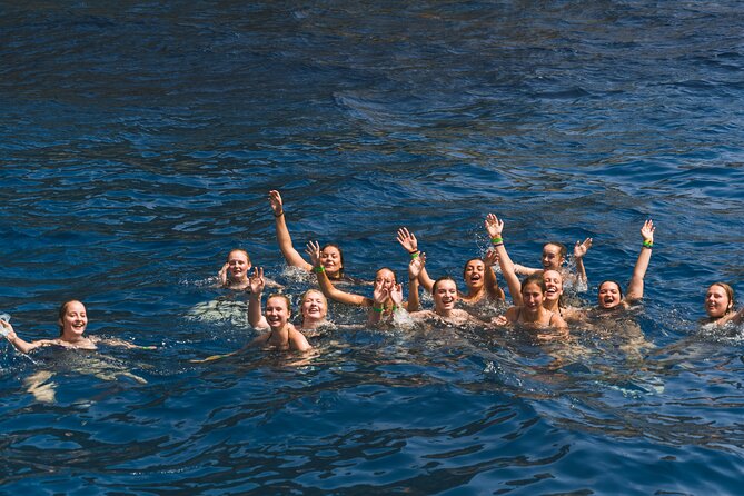 Departure in Catamaran young atmosphere at noon - Group size, comfort, and practical planning