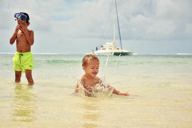 EAST Shared Cruise : OCÉANE Full day catamaran to Ile aux Cerfs - Grand River South East Waterfalls
