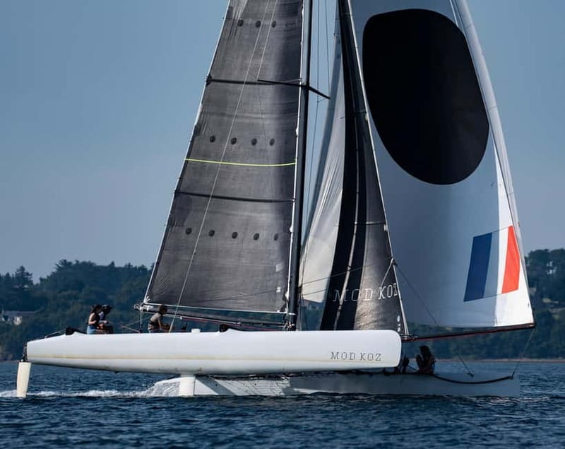 Embark at Larmor-Baden to discover our Extreme 40 catamaran - The weather, map, and tide briefing