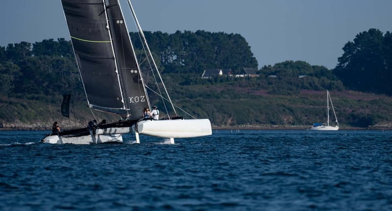 Embark at Larmor-Baden to discover our Extreme 40 catamaran - The teaching style and group atmosphere
