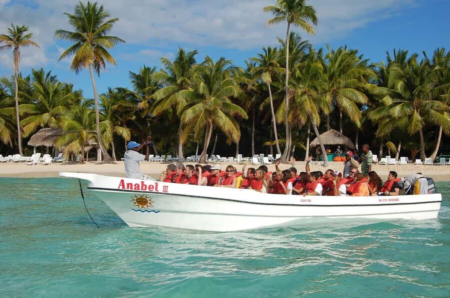 From Bayahíbe: Saona Island Catamaran Cruise with Buffet - Sailing beside Cotubanamá National Park
