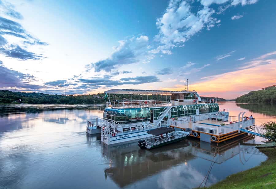 From Foz do Iguaçu: Sunset Catamaran Tour with Meal - Key points at a glance