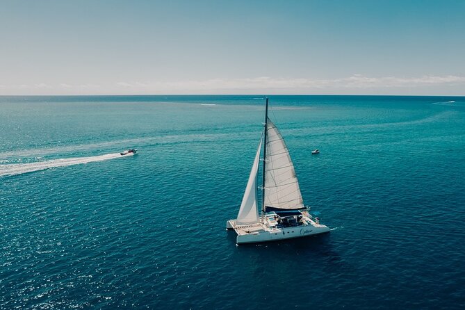 Full Day Catamaran Cruise on shared basis to Bénitiers Island - Lunch beside Crystal Rock