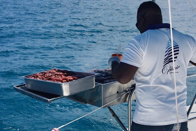 Full Day Catamaran Cruise on shared basis to Bénitiers Island - Ile aux Bénitiers and the short island stop