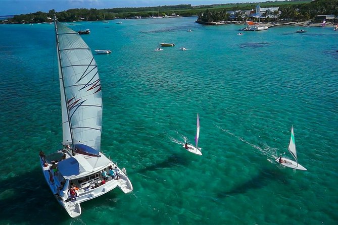 Full-Day Catamaran Cruise to Île aux Cerfs with BBQ Lunch - Arriving at Île aux Cerfs by the front ladder