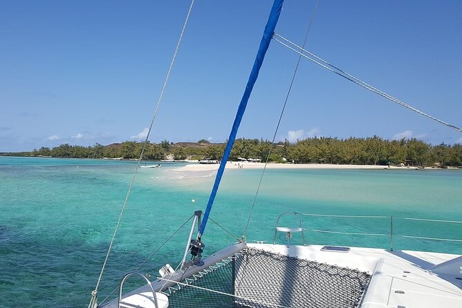 Full-Day Northern Catamaran Cruise: Coin de Mire and Ile Plate Island - Crew, music, and the feel on board