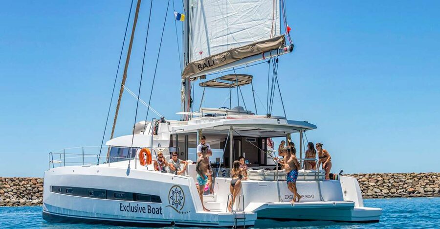 Gran Canaria: Catamaran Day Trip with Food and Drinks - Setting out from Puerto Rico toward Mogán