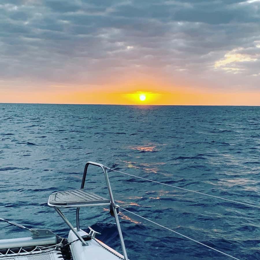 Grand Baie: Cocktail & Sunset Catamaran Cruise - Sailing at 5:00 PM into Grand Bay