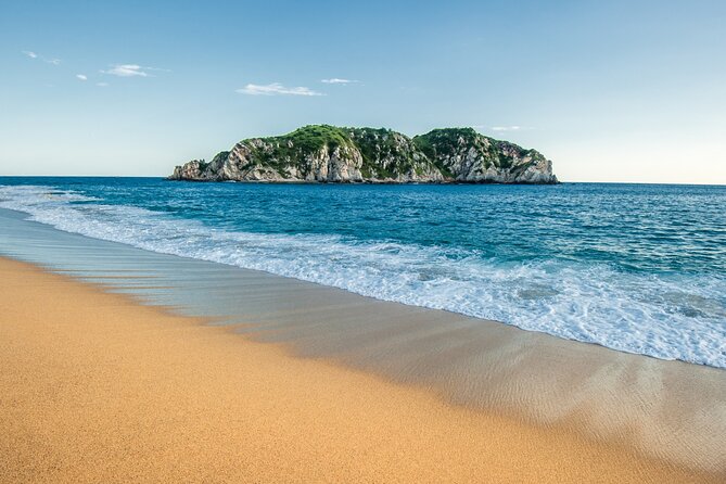 Guided Tours of the 7 Bays of Huatulco Oaxaca in Catamaran - Group size, music, and the catamaran setup