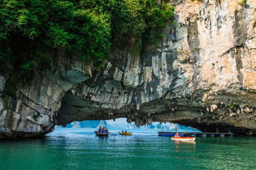 Hanoi/Ha Long: Ha Long Bay Luxury Day Cruise by Catamaran - Kayaking or taking a bamboo boat at Luon Cave
