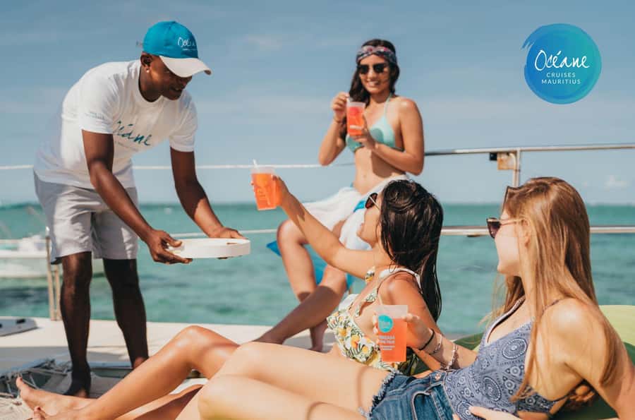Île aux Cerfs: Private Catamaran Cruise with Gourmet Lunch - Service, food, and the people onboard