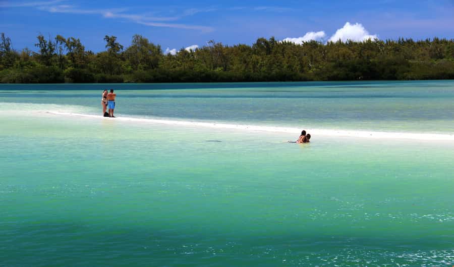 Ile aux Cerfs: The very best day by catamaran. - The crew and group size