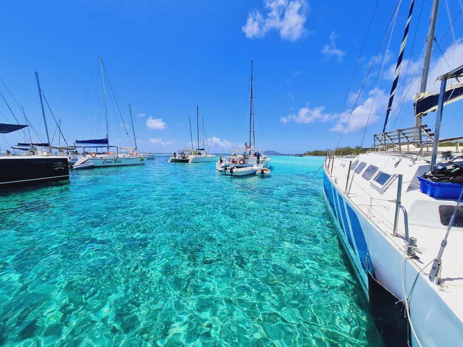 Ilot Gabriel: Catamaran Cruise & BBQ Lunch - BBQ lunch back on the catamaran