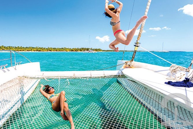 Isla Mujeres adventure by Catamaran. Snorkel, open bar and lunch - Lunch and beach club time on Isla Mujeres