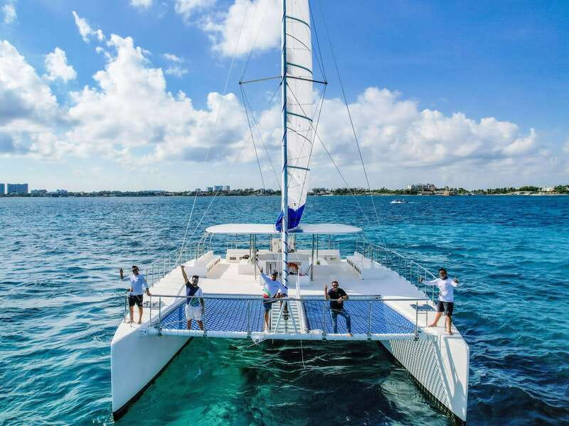 Isla Mujeres: Catamaran with Open Bar, Snorkeling and Lunch - The short snorkeling stop