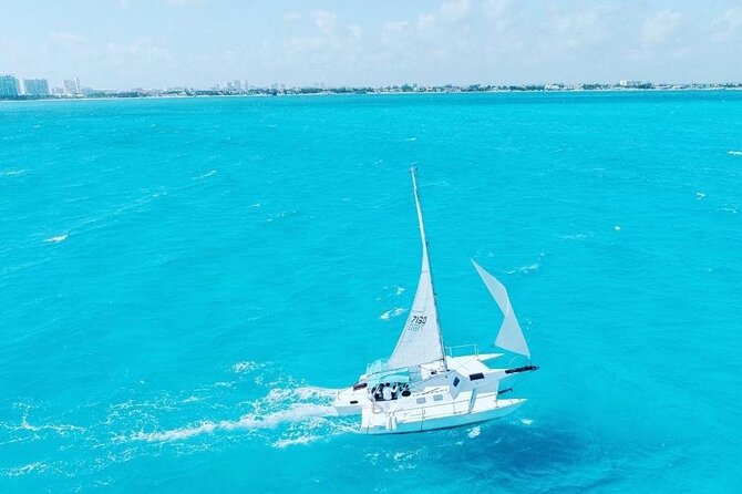Isla Mujeres Premium Tour in Private Catamaran with Lunch - El Meco reef and the underwater statues