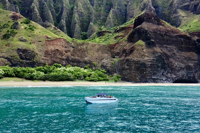 Kauai: Na Pali Coast Power Catamaran - Why seeing the Na Pali Coast from the ocean matters