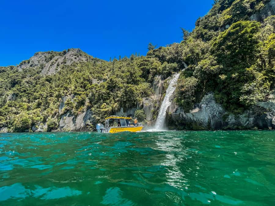 Kinloch: Lake Taupo Catamaran Cruise with Paddleboarding - Leaving Kinloch and settling into the catamaran