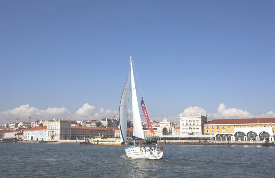 Lisbon 2H Private Tour by SAILBOAT / SAIL or POWER CATAMARAN - Alfama from the river