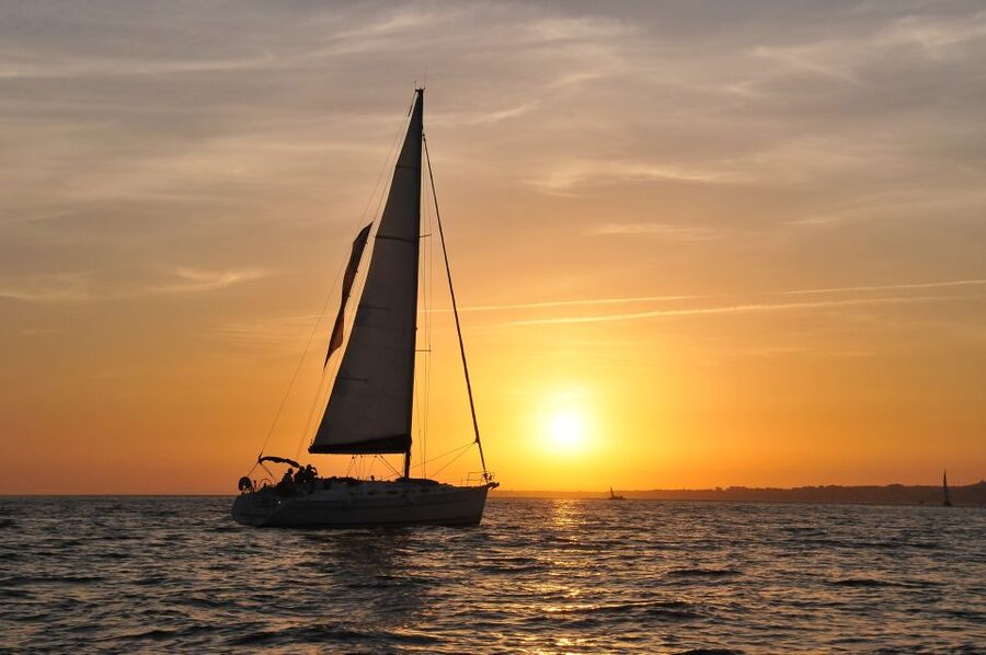 Lisbon 2H Private Tour by SAILBOAT / SAIL or POWER CATAMARAN - Daylight, night, or sunset timing