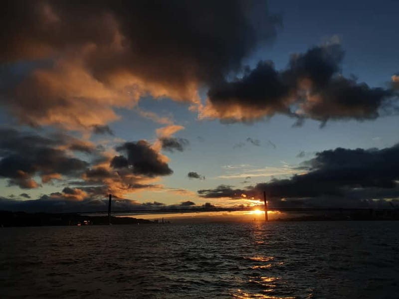 Lisbon: Catamaran Cruise with Drinks & Pastel de Nata - Wine, beer, and pastel de nata onboard