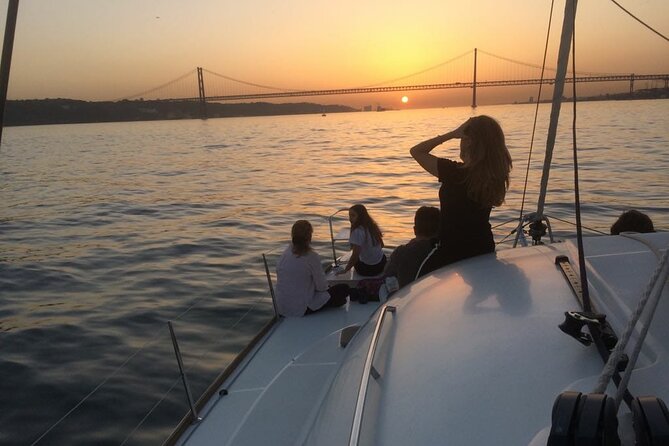 Lisbon Sailing Catamaran Public Cruise with drinks - Meeting at Gate 3 in Alcântara