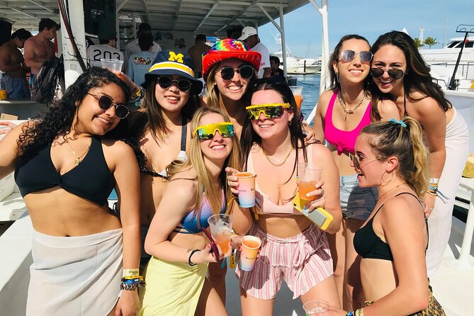 Los Cabos Catamaran: Iconic Sunset Cruise with Drinks & DJ - Music, dancing, and the sunset mood
