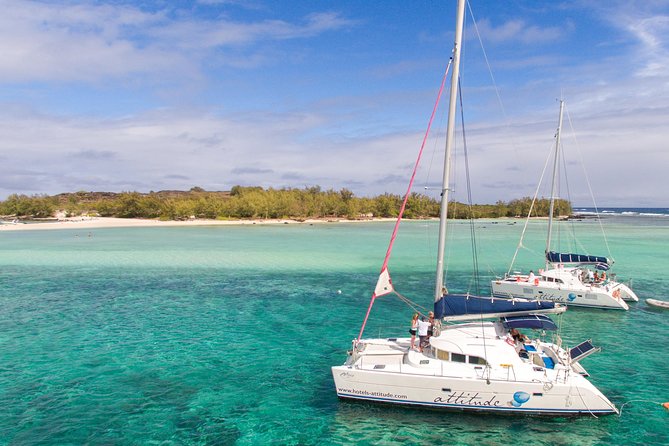 Luxury Catamaran Cruise: The Northern Islands - Barbecue lunch, drinks, and the social mood