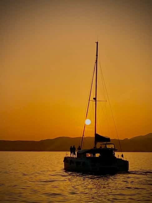 Majorca: Dinner aboard a private catamaran with snorkeling and paddle surfing - Palma Bay by private catamaran