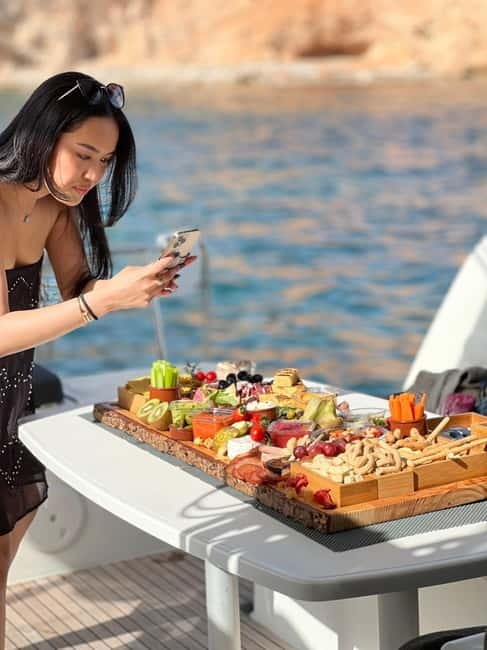 Majorca: Dinner aboard a private catamaran with snorkeling and paddle surfing - The first 45 minutes: sailing out across Palma Bay