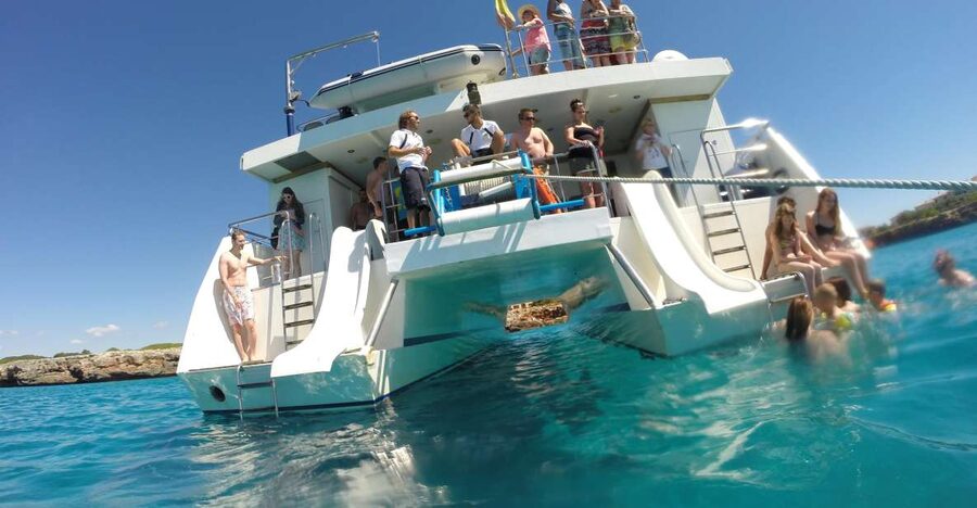 Mallorca: 4-Hour Eastern Coast Catamaran Cruise - From Pirate Cave to Cala Mendía