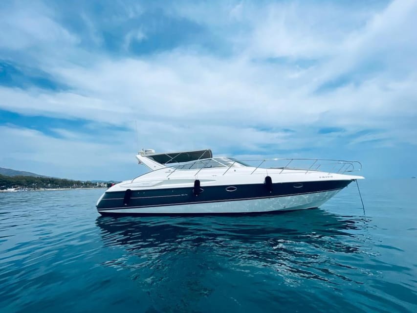 Marbella: Puerto Banús 2-hour luxury catamaran - Crew service and the feel on board