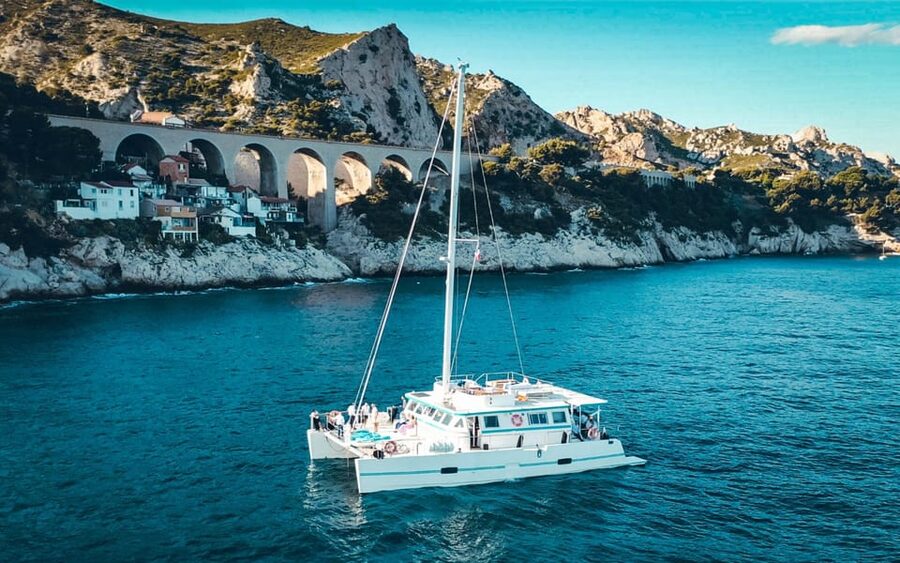 Marseille: Frioul Archipelago Catamaran Cruise with Lunch - The hour-long crossing into the bay