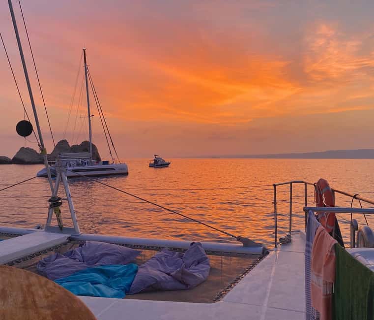 Marseille: Sunset catamaran cruise, buffet & drinks - Sailing toward Frioul and the calanques
