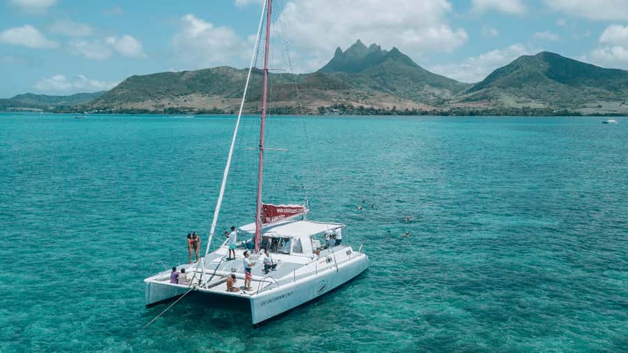 Mauritius: Catamaran Day Cruise to lle aux Cerfs with Lunch - Sailing past Ile aux Cerfs