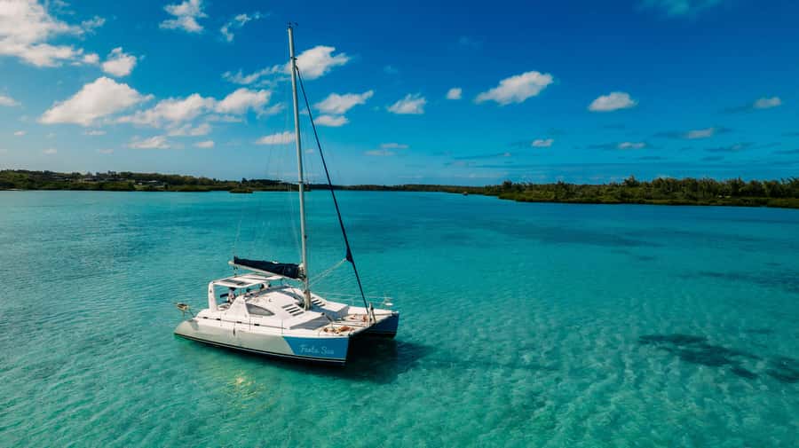 Mauritius: Private Catamaran Tour to île aux Cerfs - A private start on Mauritius’s east coast
