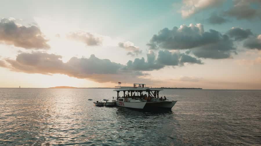 Nusa Lembongan: 4-in-1 Half-Day Catamaran Snorkeling Cruise - The Floating Beach Club Stop