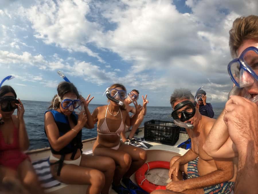 Nusa Lembongan: 4-in-1 Half-Day Catamaran Snorkeling Cruise - Meals, Drinks, and Onboard Comfort