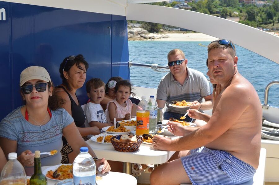 O Grove: Ría de Arousa Catamaran Tour with Seafood Lunch - Who will enjoy this catamaran trip?