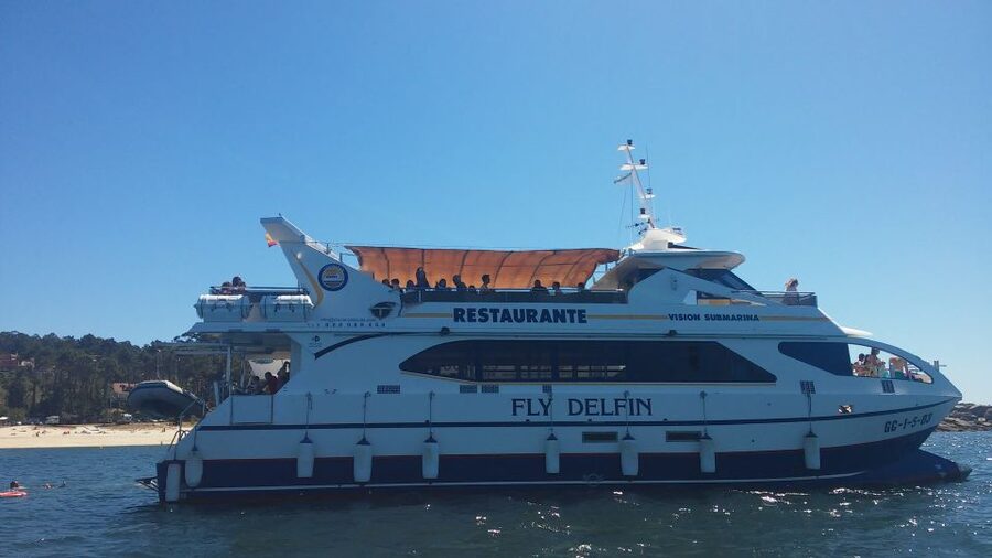 O Grove: Ría de Arousa Catamaran Tour with Seafood Lunch - Cruising into the Ría de Arousa