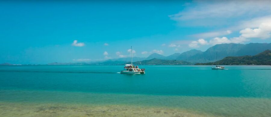 Oahu: Molii Fishpond and Kaneohe Bay Catamaran Tour - Reading Kaneohe Bay from the water