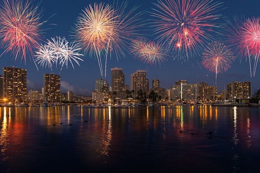 Oahu: Waikiki Friday Night Fireworks Catamaran (Wahine Koa) - Why the Friday Fireworks Cruise Works