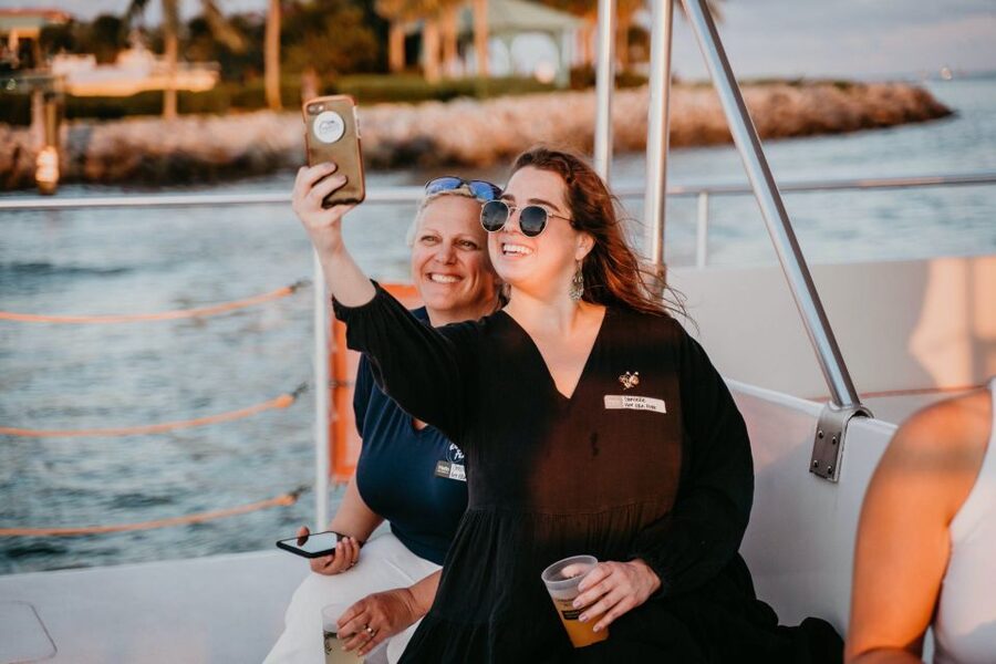 Palm Beach: Sightseeing Catamaran Cruise - Comfort, photos, and onboard drinks