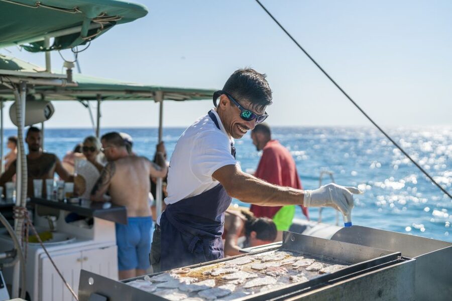 Palma de Mallorca: 5-Hour Catamaran Cruise with Lunch & Swim - How crowded does it feel?